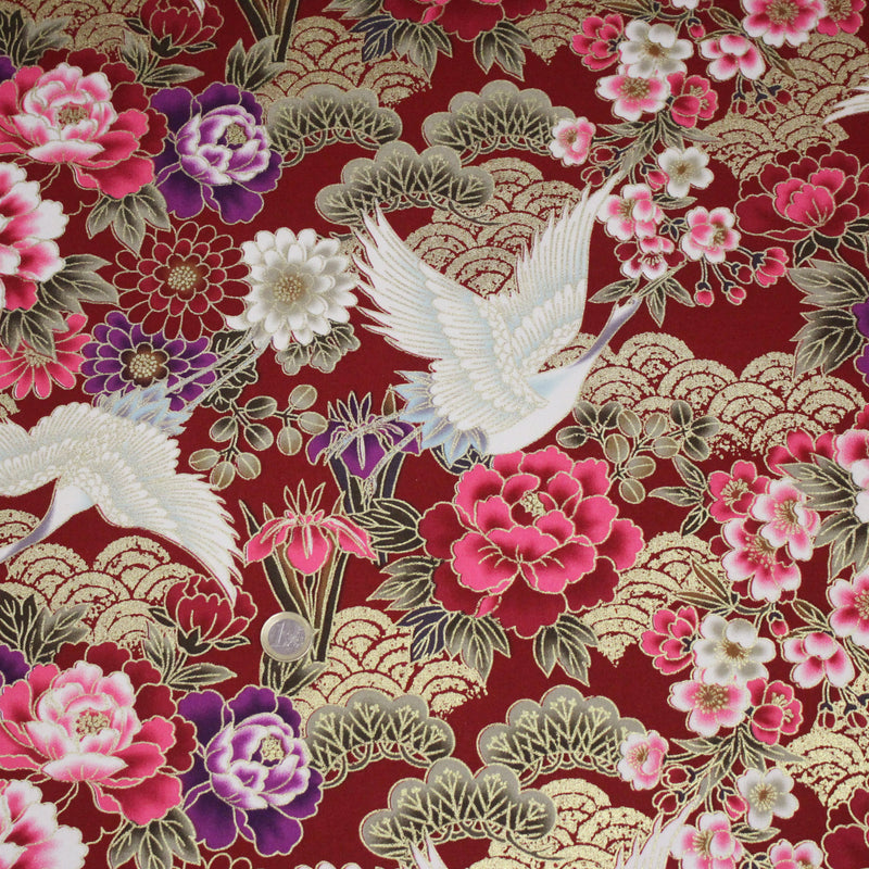 Tissu coton motif japonais TSURU aux grues dorées, chrysanthèmes & Seigaiha, fond rouge - COLLECTION JAPON DORÉ - tissuspipi.com