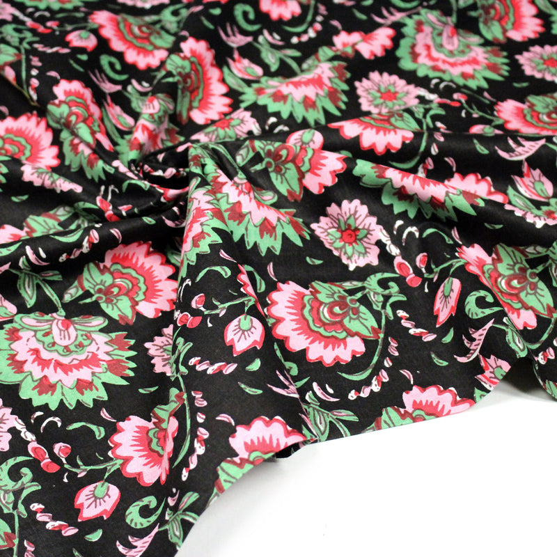 Tissu coton fin imprimé INDIENNES, noir aux fleurs roses rouges et vertes - tissuspipi.com