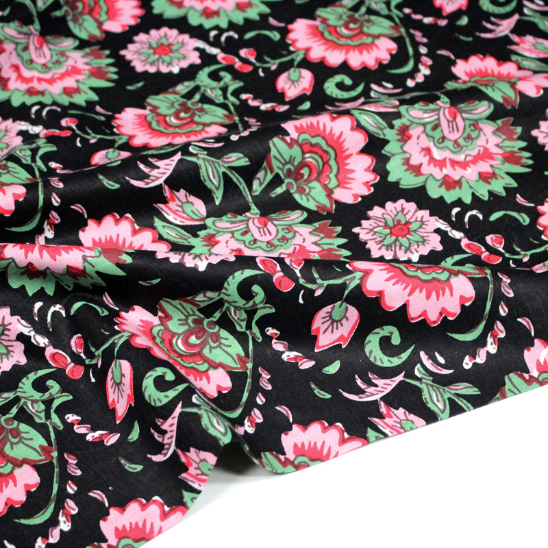 Tissu coton fin imprimé INDIENNES, noir aux fleurs roses rouges et vertes - tissuspipi.com