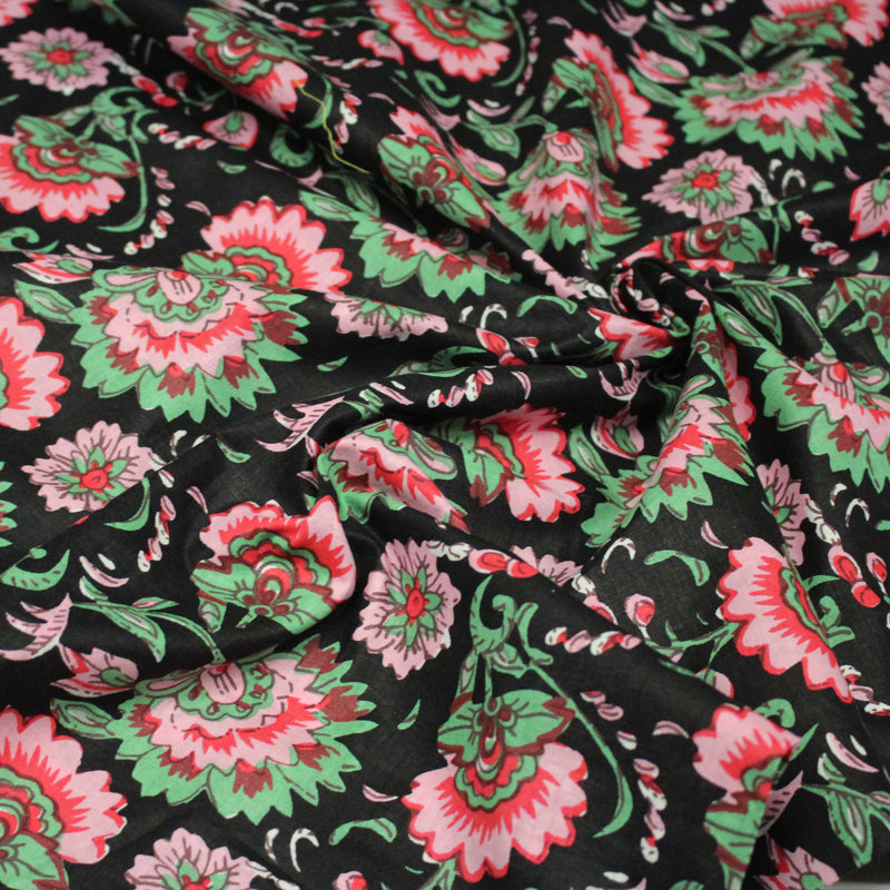 Tissu coton fin imprimé INDIENNES, noir aux fleurs roses rouges et vertes - tissuspipi.com
