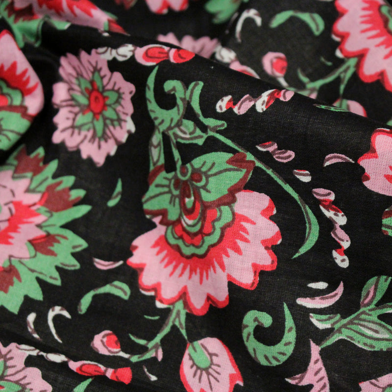 Tissu coton fin imprimé INDIENNES, noir aux fleurs roses rouges et vertes - tissuspipi.com