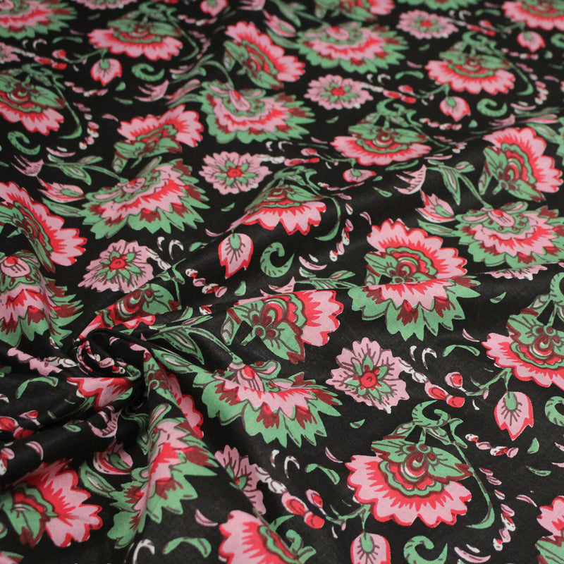 Tissu coton fin imprimé INDIENNES, noir aux fleurs roses rouges et vertes - tissuspipi.com