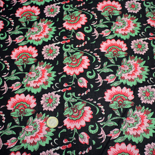 Tissu coton fin imprimé INDIENNES, noir aux fleurs roses rouges et vertes - tissuspipi.com
