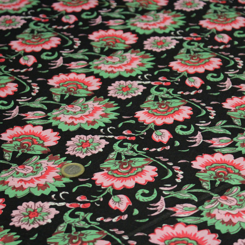 Tissu coton fin imprimé INDIENNES, noir aux fleurs roses rouges et vertes - tissuspipi.com