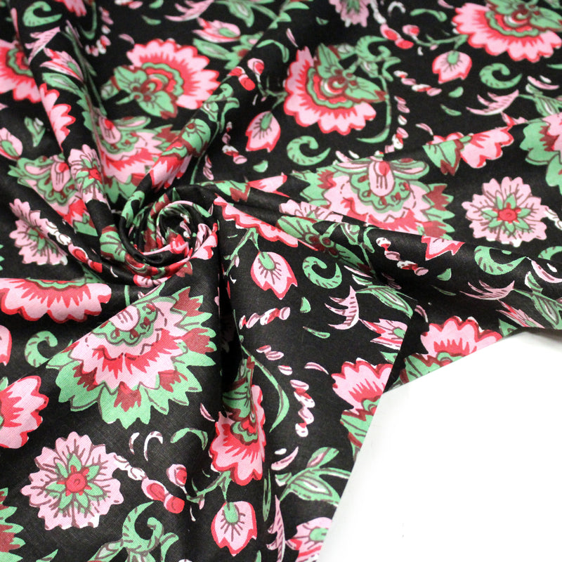 Tissu coton fin imprimé INDIENNES, noir aux fleurs roses rouges et vertes - tissuspipi.com