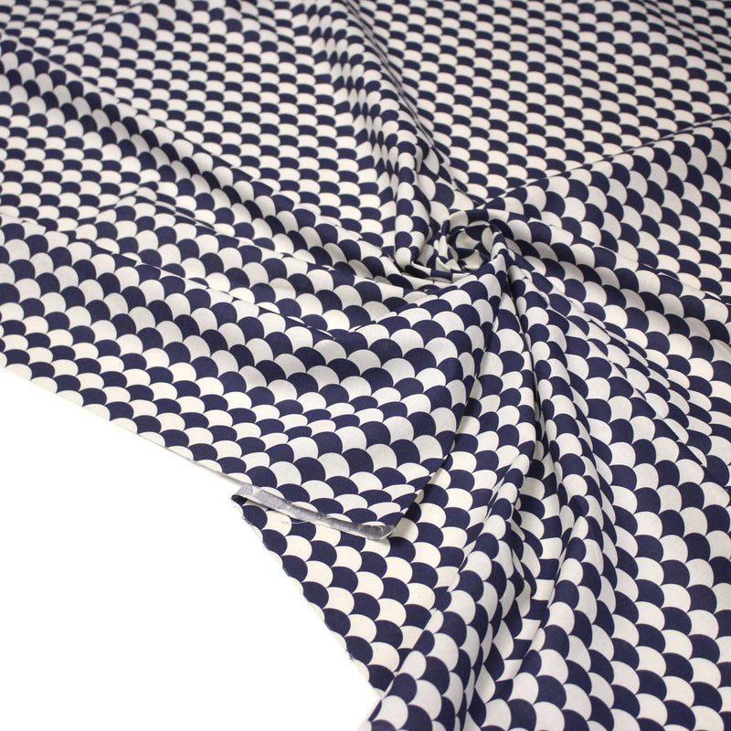 Tissu cotonnade motif japonais écailles KIKKO – Bleu indigo & écru - tissuspipi.com