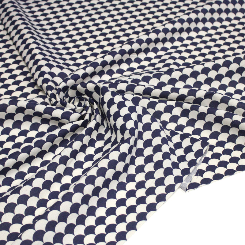 Tissu cotonnade motif japonais écailles KIKKO – Bleu indigo & écru - tissuspipi.com