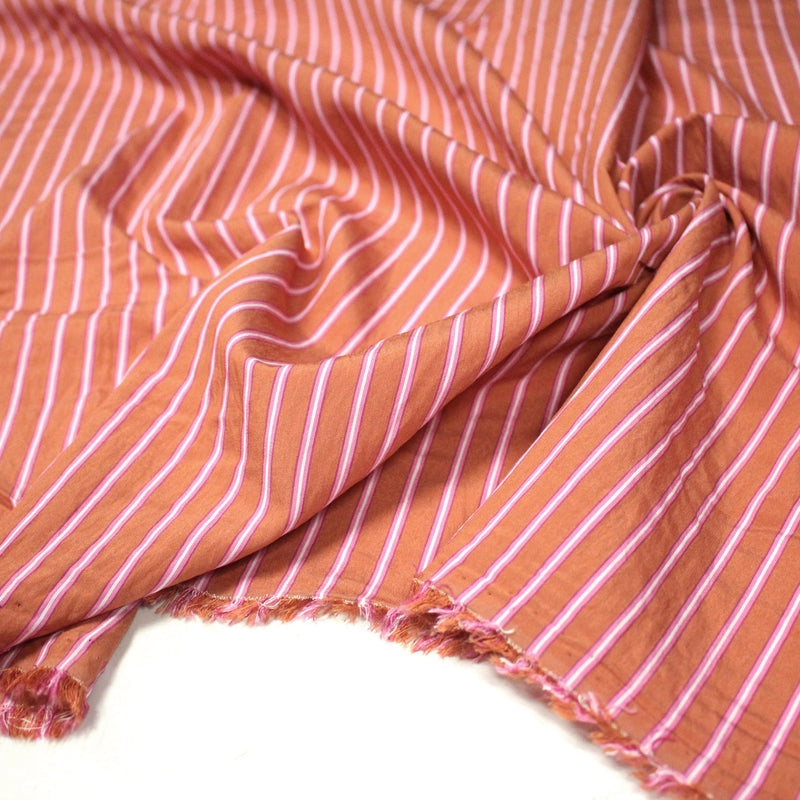 Tissu viscose fluide SERENIDADE, tissé corail aux rayures roses et blanches - Fabrication française - tissuspipi.com