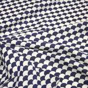 Tissu cotonnade motif japonais écailles KIKKO – Bleu indigo & écru - tissuspipi.com