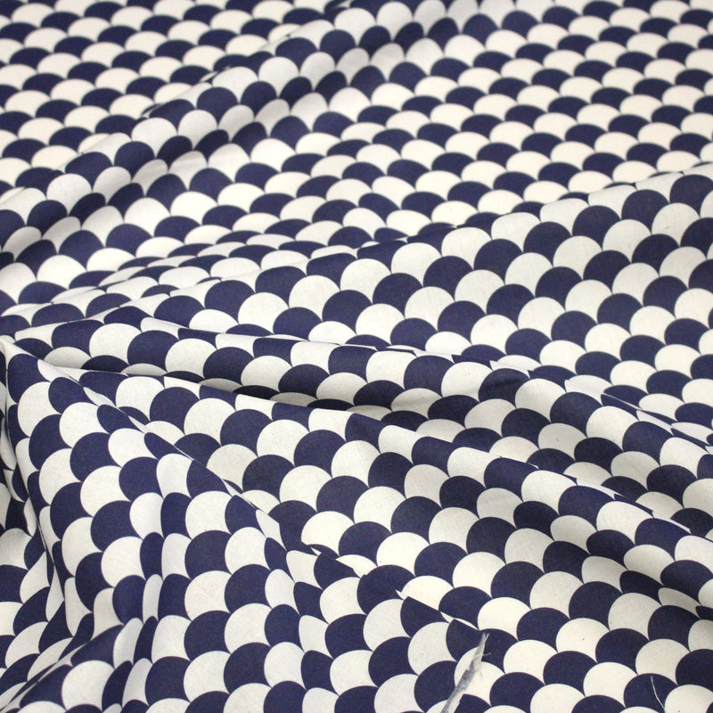 Tissu cotonnade motif japonais écailles KIKKO – Bleu indigo & écru - tissuspipi.com
