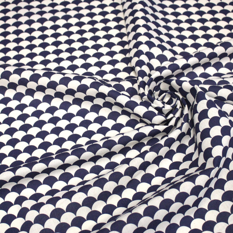 Tissu cotonnade motif japonais écailles KIKKO – Bleu indigo & écru - tissuspipi.com
