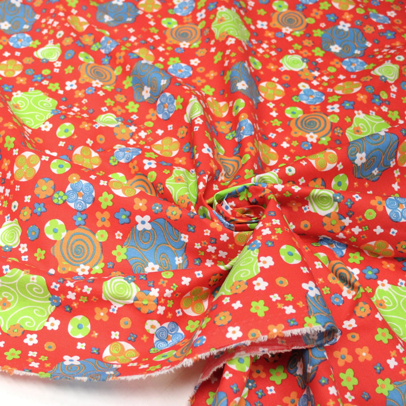 Tissu cotonnade SEVENTIES rouge et formes psychédéliques oranges, bleues, vertes - tissuspipi.com