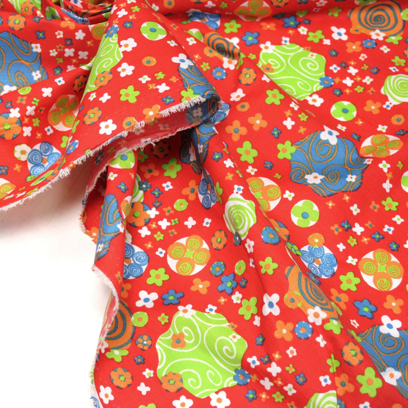 Tissu cotonnade SEVENTIES rouge et formes psychédéliques oranges, bleues, vertes - tissuspipi.com