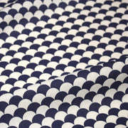 Tissu cotonnade motif japonais écailles KIKKO – Bleu indigo & écru - tissuspipi.com