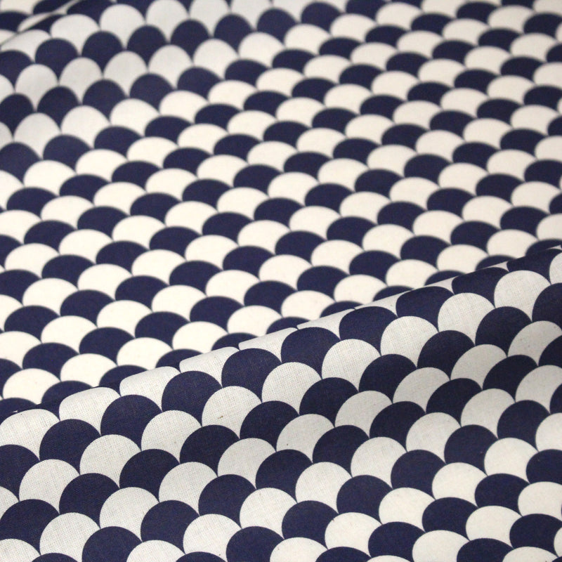 Tissu cotonnade motif japonais écailles KIKKO – Bleu indigo & écru - tissuspipi.com