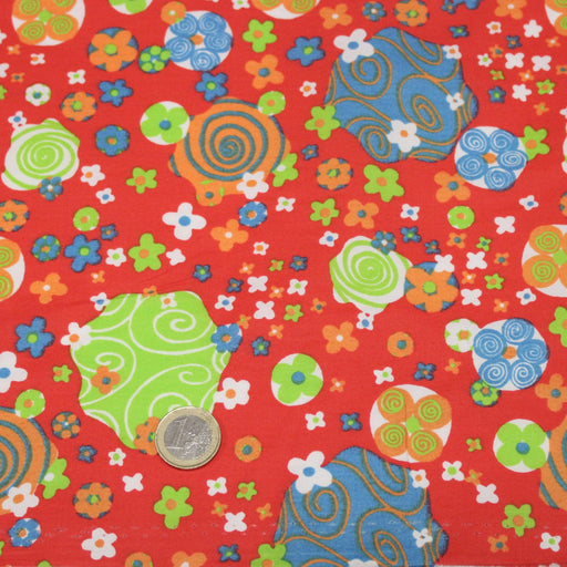 Tissu cotonnade SEVENTIES rouge et formes psychédéliques oranges, bleues, vertes - tissuspipi.com