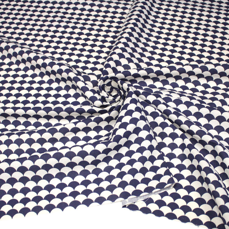 Tissu cotonnade motif japonais écailles KIKKO – Bleu indigo & écru - tissuspipi.com