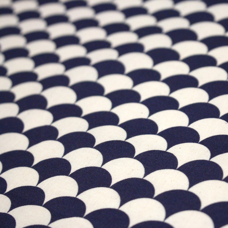 Tissu cotonnade motif japonais écailles KIKKO – Bleu indigo & écru - tissuspipi.com