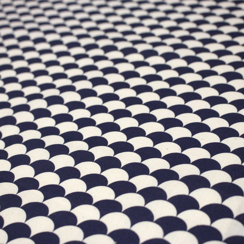 Tissu cotonnade motif japonais écailles KIKKO – Bleu indigo & écru - tissuspipi.com