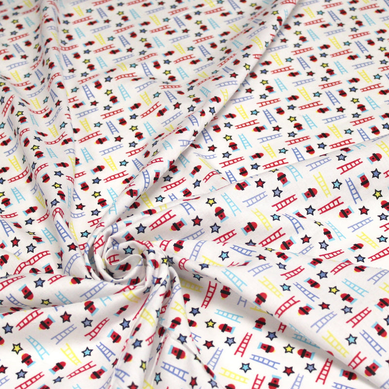 Tissu cotonnade enfant motif pompiers, échelles et étoiles multicolores sur fond blanc - tissuspipi.com
