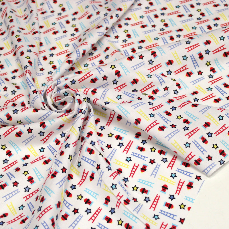 Tissu cotonnade enfant motif pompiers, échelles et étoiles multicolores sur fond blanc - tissuspipi.com