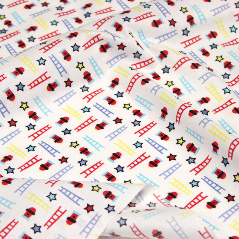 Tissu cotonnade enfant motif pompiers, échelles et étoiles multicolores sur fond blanc - tissuspipi.com
