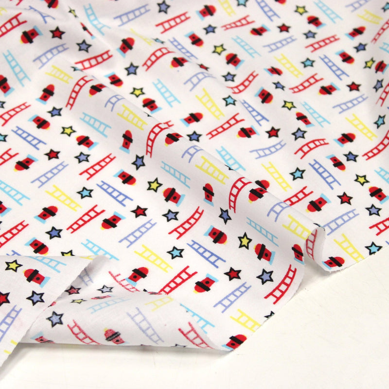Tissu cotonnade enfant motif pompiers, échelles et étoiles multicolores sur fond blanc - tissuspipi.com