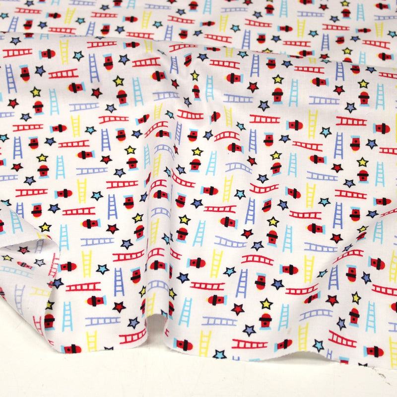 Tissu cotonnade enfant motif pompiers, échelles et étoiles multicolores sur fond blanc - tissuspipi.com