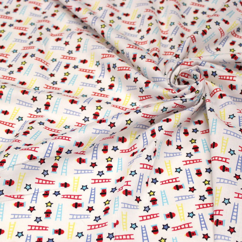 Tissu cotonnade enfant motif pompiers, échelles et étoiles multicolores sur fond blanc - tissuspipi.com