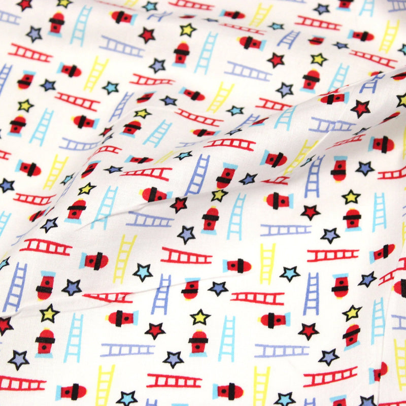 Tissu cotonnade enfant motif pompiers, échelles et étoiles multicolores sur fond blanc - tissuspipi.com