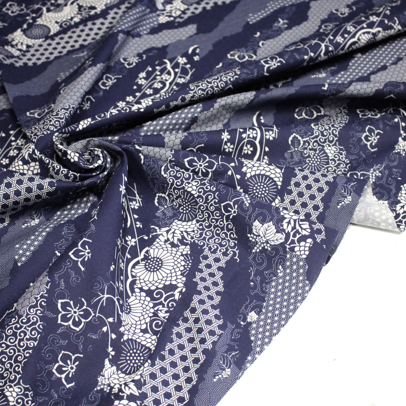 Tissu cotonnade WAGARA aux motifs japonais et tons bleu indigo & écrus - tissuspipi.com