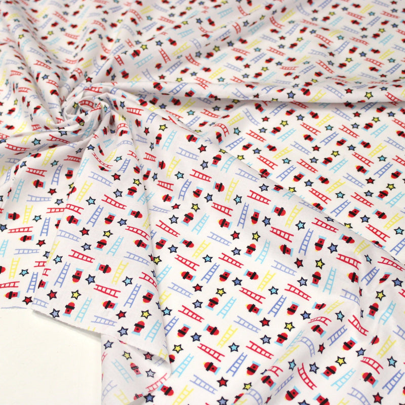 Tissu cotonnade enfant motif pompiers, échelles et étoiles multicolores sur fond blanc - tissuspipi.com