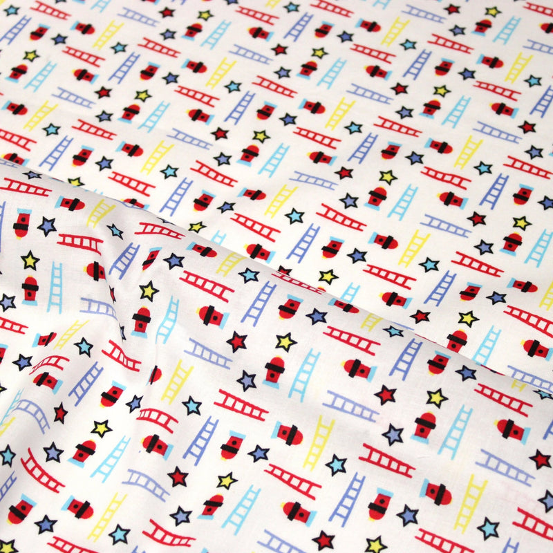 Tissu cotonnade enfant motif pompiers, échelles et étoiles multicolores sur fond blanc - tissuspipi.com