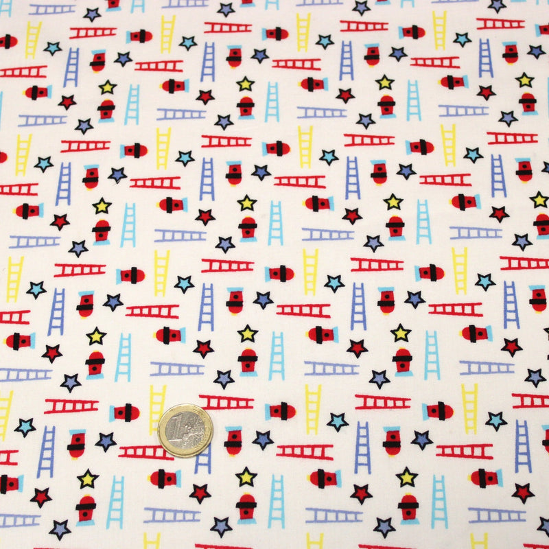 Tissu cotonnade enfant motif pompiers, échelles et étoiles multicolores sur fond blanc - tissuspipi.com