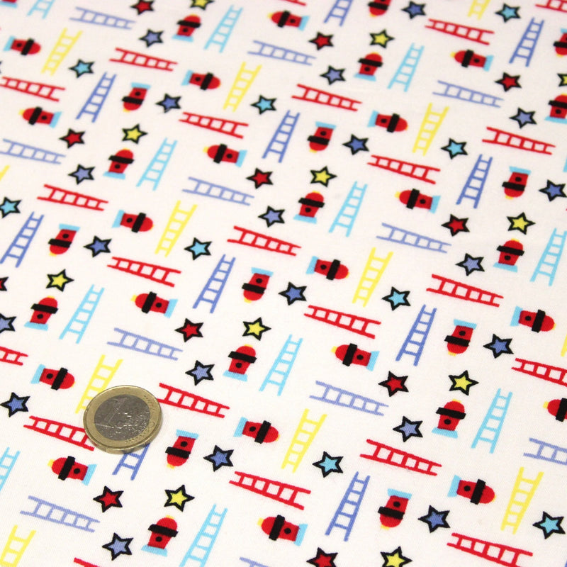Tissu cotonnade enfant motif pompiers, échelles et étoiles multicolores sur fond blanc - tissuspipi.com