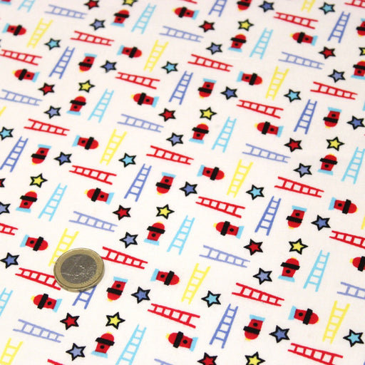 Tissu cotonnade enfant motif pompiers, échelles et étoiles multicolores sur fond blanc - tissuspipi.com
