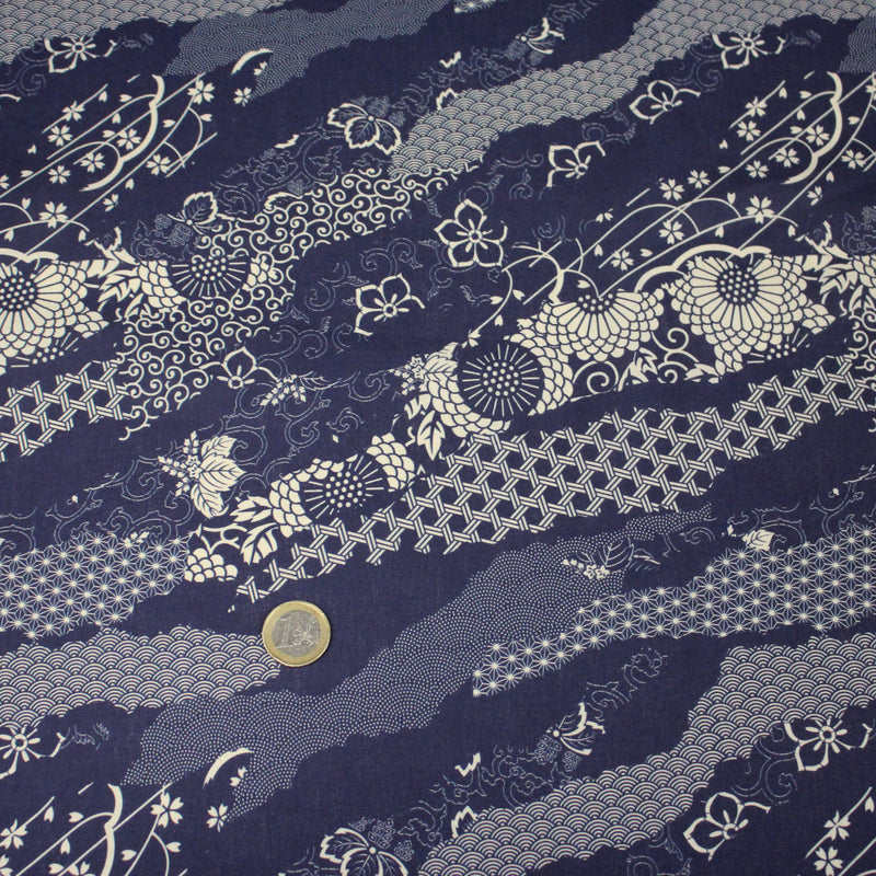Tissu cotonnade WAGARA aux motifs japonais et tons bleu indigo & écrus - tissuspipi.com