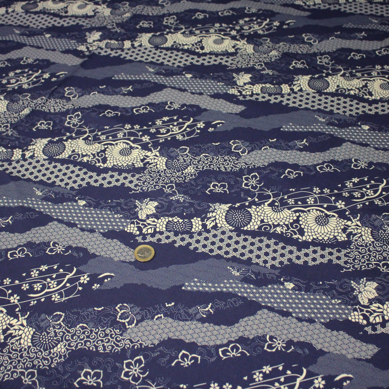 Tissu cotonnade WAGARA aux motifs japonais et tons bleu indigo & écrus - tissuspipi.com