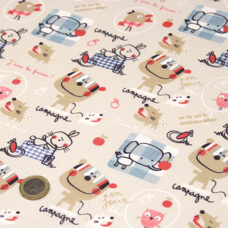 Tissu cotonnade enfant animaux en pique-nique à la campagne sur fond beige écru - tissuspipi.com