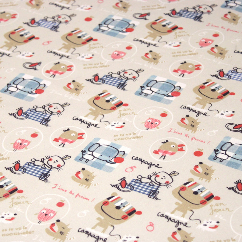 Tissu cotonnade enfant animaux en pique-nique à la campagne sur fond beige écru - tissuspipi.com