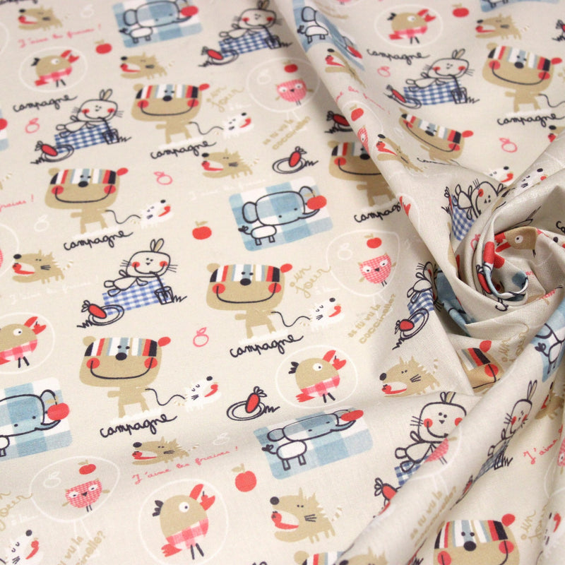 Tissu cotonnade enfant animaux en pique-nique à la campagne sur fond beige écru - tissuspipi.com