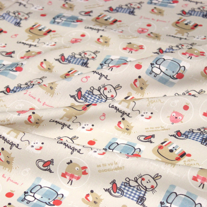 Tissu cotonnade enfant animaux en pique-nique à la campagne sur fond beige écru - tissuspipi.com