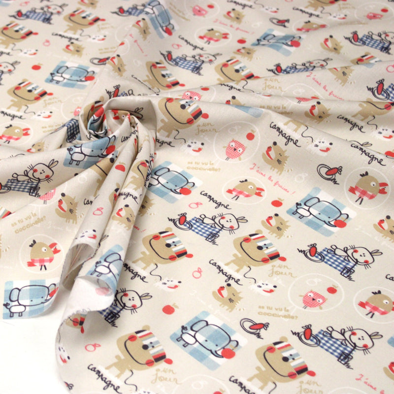 Tissu cotonnade enfant animaux en pique-nique à la campagne sur fond beige écru - tissuspipi.com