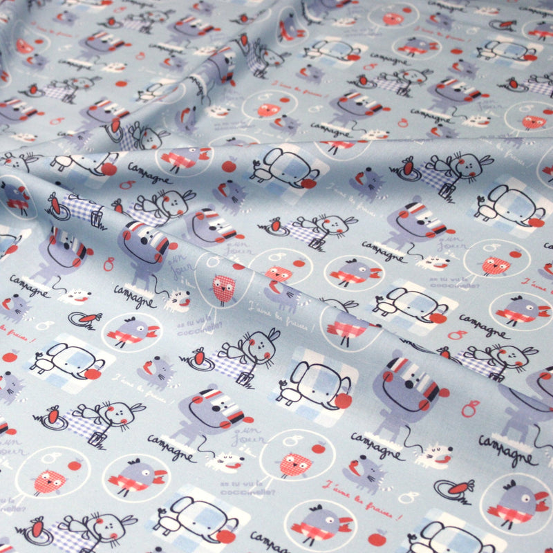 Tissu cotonnade enfant animaux en pique-nique à la campagne sur fond bleu ciel - tissuspipi.com