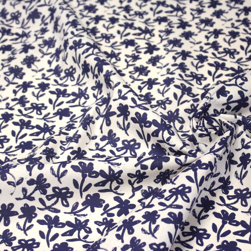 Tissu cotonnade motif japonais HANA - E, aux fleurs dessinées bleues, fond écru - tissuspipi.com