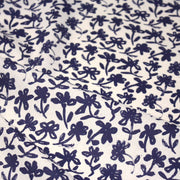 Tissu cotonnade motif japonais HANA - E, aux fleurs dessinées bleues, fond écru - tissuspipi.com