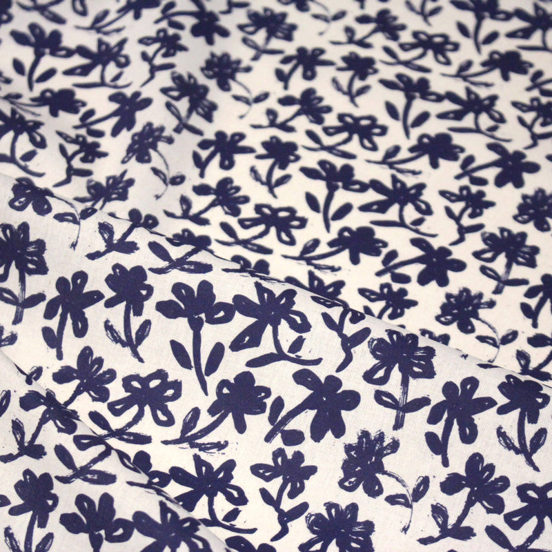 Tissu cotonnade motif japonais HANA - E, aux fleurs dessinées bleues, fond écru - tissuspipi.com
