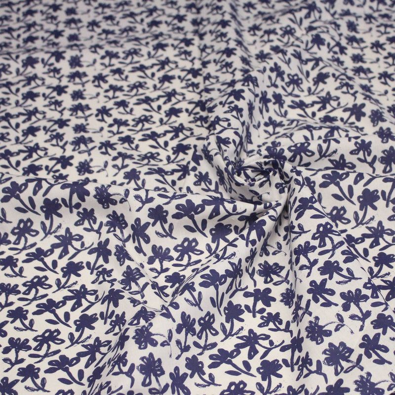 Tissu cotonnade motif japonais HANA - E, aux fleurs dessinées bleues, fond écru - tissuspipi.com