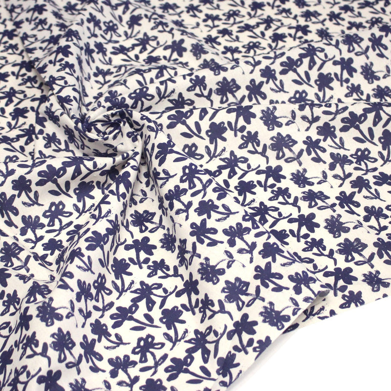 Tissu cotonnade motif japonais HANA - E, aux fleurs dessinées bleues, fond écru - tissuspipi.com