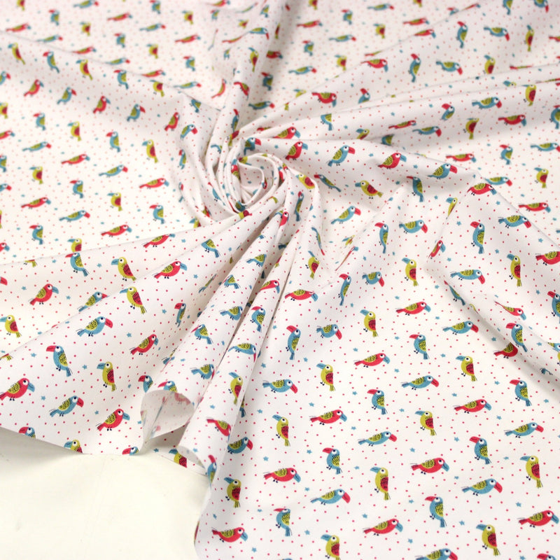Tissu cotonnade enfant aux petits toucans multicolores sur fond blanc - tissuspipi.com